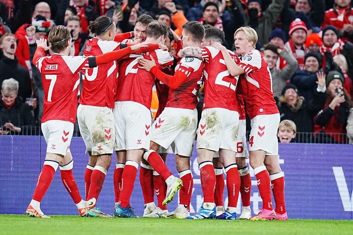 Pemain timnas Denmark merayakan gol ke gawang Slovenia dalam duel Kualifikasi Euro 2024 di Stadion Parken, Copenhagen (17/11/2023). Denmark lolos ke Euro 2024.