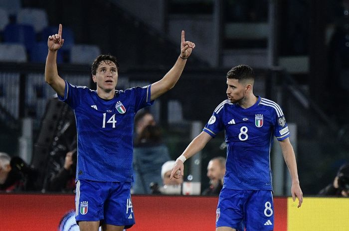 Federico Chiesa (kiri) merayakan gol untuk timnas Italia ke gawang timnas Makedonia Utara pada Kualifikasi Euro 2024 di Stadion Olimpico, Roma (17/11/2023).