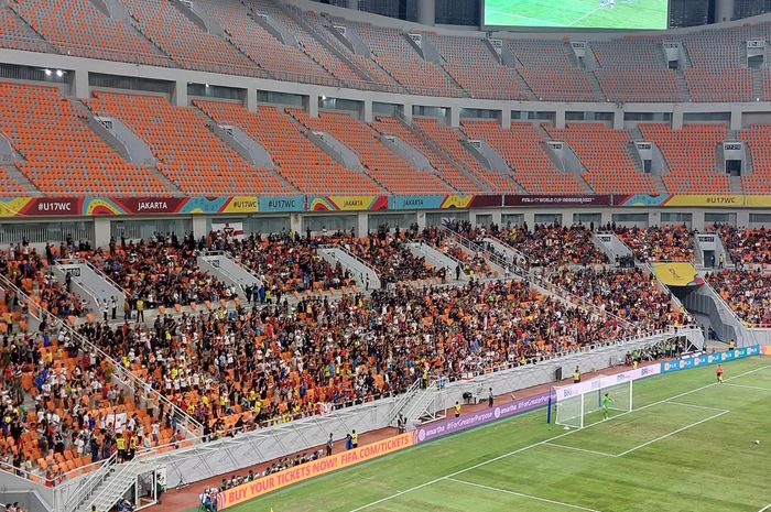 Suasana suporter yang datang memenuhi stadion hingga membuat JIS pecah rekor.