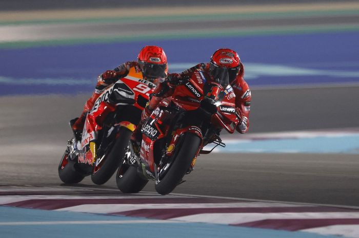 Pembalap Ducati Lenovo, Francesco Bagnaia, dibuntuti Marc Marquez dari tim Repsol Honda saat latihan MotoGP Qatar di Sirkuit Lusail, Lusail, Qatar, 17 November 2023.