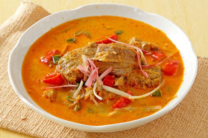 Daftar bahan-bahan untuk sambal mangut dengan ikan dan bumbu