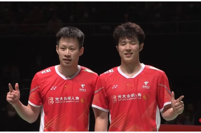 Ganda putra China, He Ji Ting/Ren Xiang Yu berpose usai pastikan kemenangan pada final Kumamoto Masters 2023 di Kumamoto Prefectural Gymnasium, Kumamoto, Jepang, Minggu (19/11/2023)