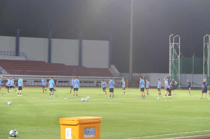 Suasana latihan Timnas U-17 Argentina di Stadion Arcamanik, Bandung, Minggu (19/11/2023) malam WIB