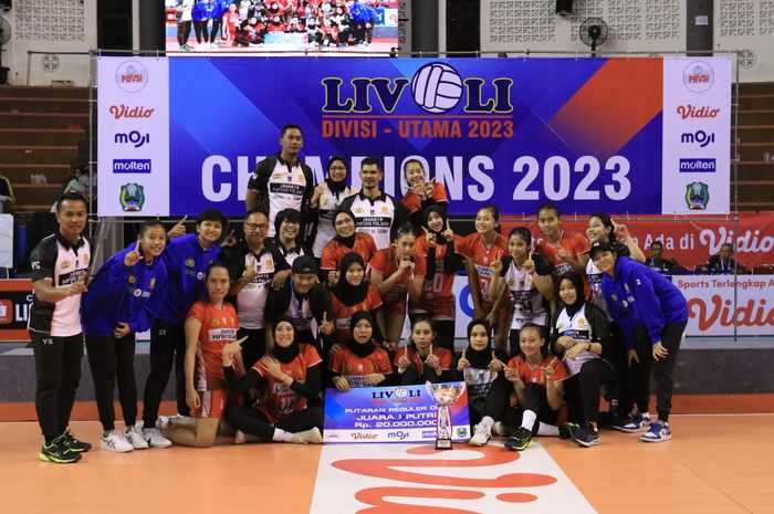Tim bola voli putri, Jakarta Popsivo Polwan, berpose sebagai juara babak reguler putaran kedua Livoli Divisi Utama 2023 di GOR Ki Mageti, Magetan, Sabtu (18/11/2023).