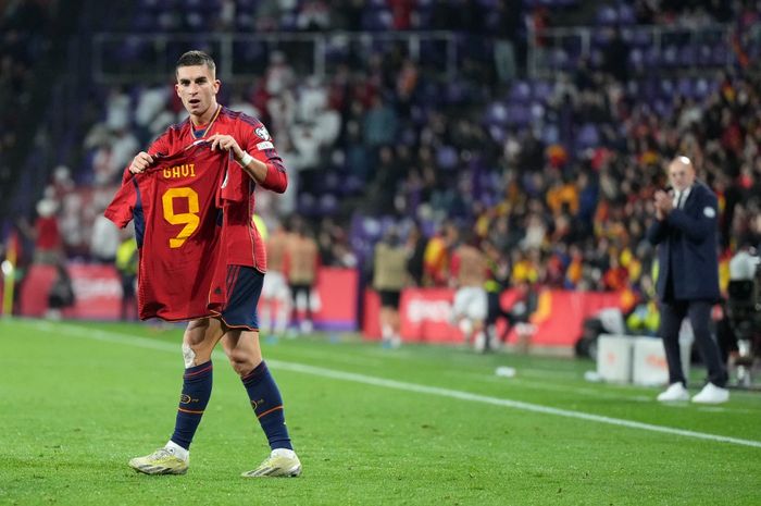 Ferran Torres merayakan gol untuk timnas Spanyol dengan mengangkat jersei Gavi setelah anak ajaib Barcelona itu alami cedera dalam laga Kualifikasi Euro 2024 melawan timnas Georgia (19/11/2023).