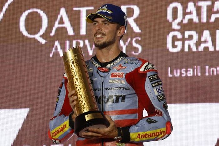 Pembalap Gresini, Fabio Di Giannantonio, berpose dengan trofi juara MotoGP Qatar 2023 di Sirkuit Lusail, Minggu (19/11/2023).