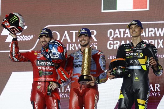 Dari kiri ke kanan, Francesco Bagnaia (Ducati), Fabio Di Giannantonio (Gresini), dan Luca Marini (Mooney VR46) di podium MotoGP Qatar 2023 di Sirkuit Lusail, Minggu (19/11/2023).