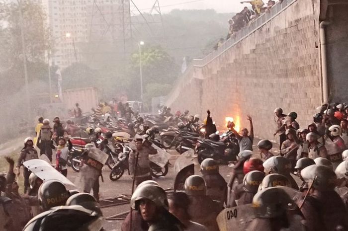 Kerusuhan antara pihak keamanan dengan suporter di Stadion Gelora Joko Samudro, Gresik, Jawa Timur, Minggu (19/11/2023).