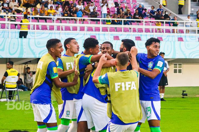 Selebrasi gol kedua Timnas U-17 Brasil, saat menghadapi perlawanan Ekuador pada babak kedua 16 besar Piala Dunia U-17 2023 di Stadion Manahan, Surakarta, Senin (20/11/2023).