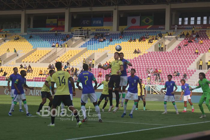 Duel udara pemain timnas U-17 Ekuador, saat menghadapi perlawanan Brasil pada babak 16 besar Piala Dunia U-17 2023 di Stadion Manahan, Surakarta, Senin (20/11/2023).