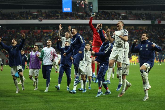 Pemain timnas Italia merayakan kelolosan menuju putaran final Euro 2024 usai bermain seri dengan timnas Ukraina di BayArena, Leverkusen (20/11/2023).