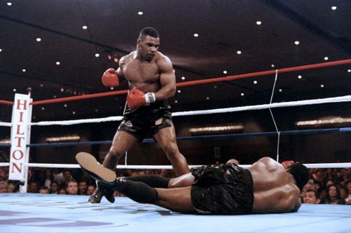 Mike Tyson mengalahkan Trevor Berbick untuk menjadi juara dunia tinju kelas berat termuda sepanjang sejarah pada 22 November 1986.