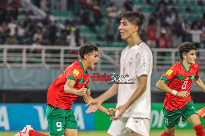 Nassim Azaouzi sedang melakukan selebrasi seusai mencetak gol dalam laga babak 16 besar Piala Dunia U-17 2023 antara timnas U-17 Maroko versus timnas U-17 Iran di Stadion Gelora Bung Tomo, Surabaya, Jawa Timur, Selasa (21/11/2023) malam.