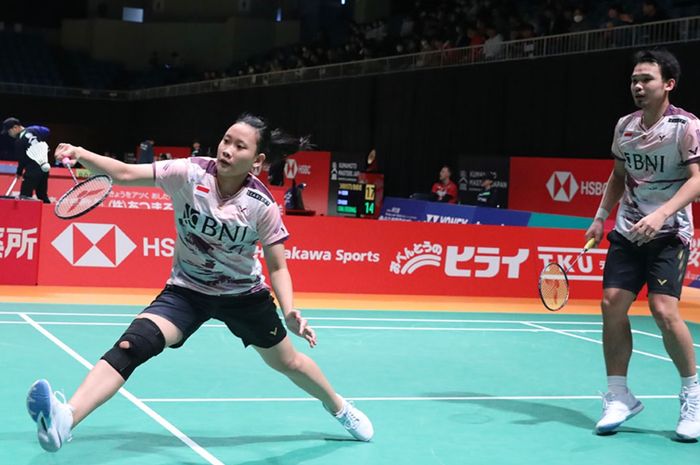 Aksi ganda campuran Indonesia, Rinov Rivaldy/Pitha Haningtyas Mentari pada babak 32 besar China Masters 2023 di Shenzhen Bay Gymnasium, Shenzhen, China, Selasa (21/11/2023).