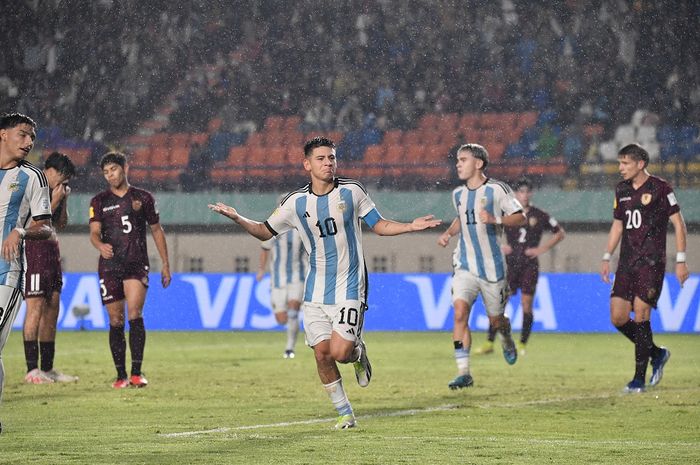 Selebrasi kapten timnas U-17 Argentina, Claudio Echeverri, usai menjebol gawang timnas U-17 Venezuela pada babak 16 besar Piala Dunia U-17 2023.