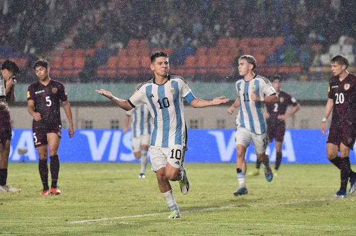 Pemain Argentina, Claudio Echeverri, merayakan gol yang dicetaknya ke gawang Venezuela dalam laga babak 16 besar Piala Dunia U-17 2023, Selasa  (21/11/2023) di Bandung.