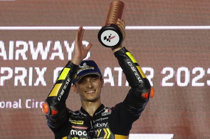 Pembalap Mooney VR46, Luca Marini, berpose di podium ketiga seusai balapan MotoGP Qatar 2023 di Sirkuit Lusail, Minggu (19/11/2023).