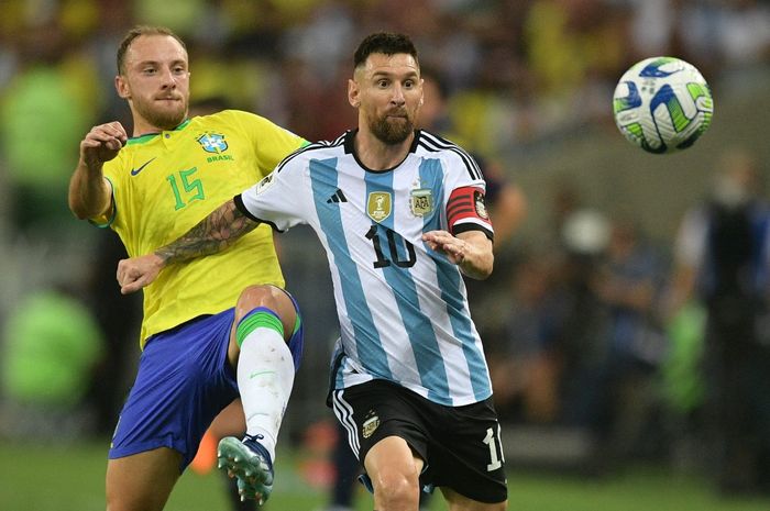 Aksi Lionel Messi dalam duel Kualifikasi Piala Dunia 2026 antara timnas Brasil vs Argentina di Maracana, Rio de Janeiro (21/11/2023).