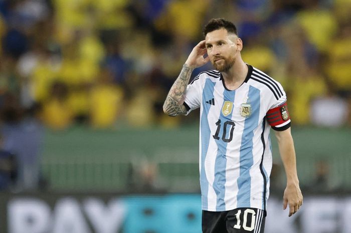 Winger mungil Argentina, Alejandro Gomez, terlalu berani dengan membuat Lionel Messi marah besar selama Piala Dunia 2022.