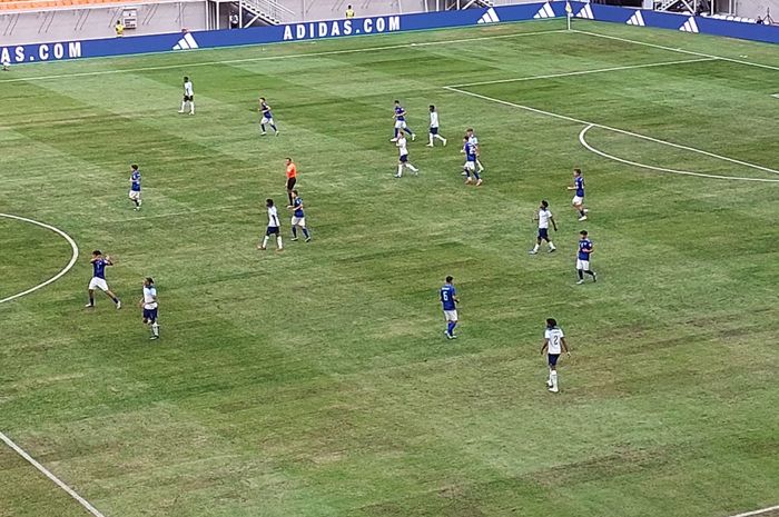 Suasana pertandingan antara Inggris vs Uzbekistan pada babak 16 besar Piala Dunia U-17 2023 di Jakarta International Stadium (JIS), Jakarta, Rabu (22/11/2023).