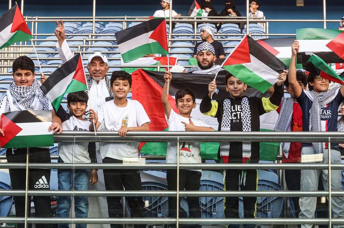 Para suporter Timnas Palestina memberikan dukungannya dalam pertandingan melawan Australia di Kualifikasi Piala Dunia 2026 zona Asia.