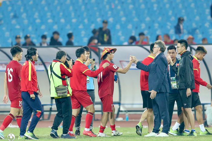Pelatih Timnas Vietnam, Philippe Troussier, mendampingi para pemainnya saat melawan Irak di pertandingan Kualifikasi Piala Dunia 2026.