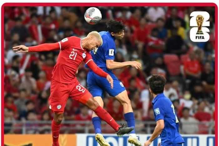 Duel pemain Timnas Thailand dan Timnas Singapura di laga Grup C putaran kedua Kualifikasi Piala Dunia 2026 zona Asia.