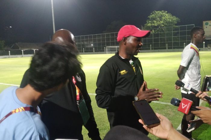 Pelatih timnas U-17 Mali, Soumaila Coulibaly, saat menemui awak media usai latihan di Lapangan Sriwaru, Surakarta pada Rabu (22/11/2023).