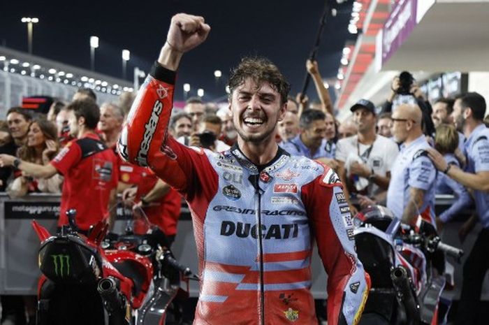 Pembalap Gresini, Fabio Di Giannantonio, melakukan selebrasi setelah memenangi balapan MotoGP Qatar 2023 di Sirkuit Lusail, Minggu (19/11/2023).