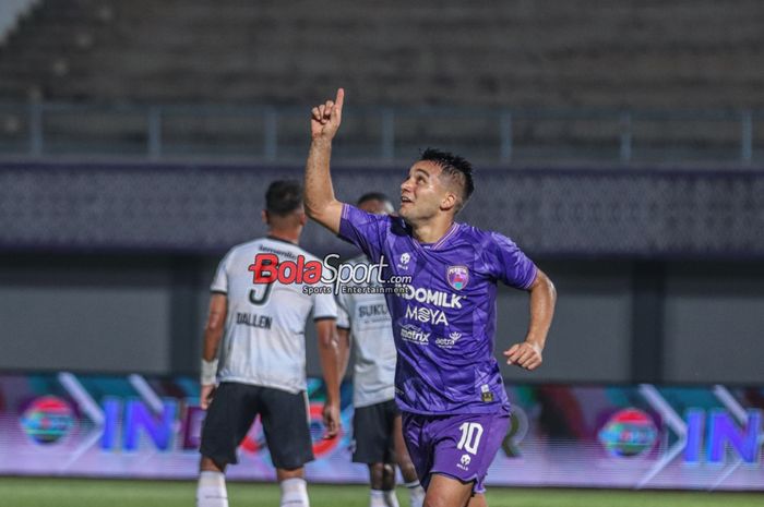 Norberto Ezequiel Vidal sedang melakukan selebrasi seusai mencetak gol dalam laga pekan ke-20 Liga 1 2023 antara Persita Tangerang versus RANS Nusantara FC di Stadion Indomilk, Tangerang, Banten, Kamis (23/11/2023).