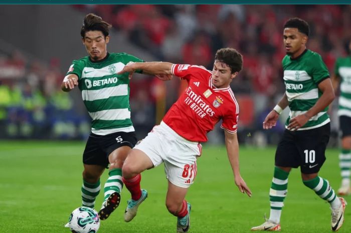 Gelandang bertahan Benfica, Joao Neves, yang juga adik kelas Cristiano Ronaldo di timnas Portugal, telah menjadi rebutan Man City dan Man United.