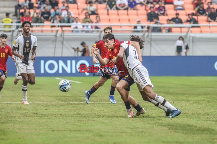 Marc Guiu (tengah) sedang mengusai bola dalam laga babak delapan besar Piala Dunia U-17 2023 antara timnas U-17 Spanyol versus timnas U-17 Jerman di Jakarta International Stadium (JIS), Jakarta Utara, Jumat (24/11/2023).