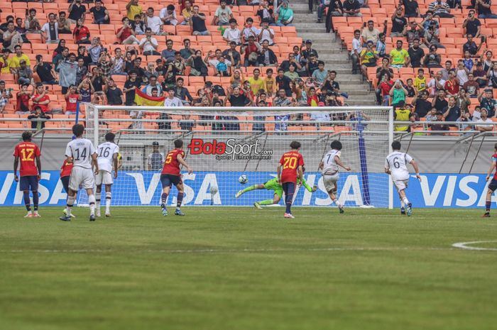 Paris Brunner sedang menendang penalti Paris Brunner sedang melakukan selebrasi seusai mencetak gol dalam laga babak delapan besar Piala Dunia U-17 2023 antara timnas U-17 Spanyol versus timnas U-17 Jerman di Jakarta International Stadium (JIS), Jakarta Utara, Jumat (24/11/2023).