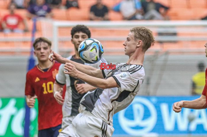 Max Moerstedt sedang mengusai bola dalam laga babak delapan besar Piala Dunia U-17 2023 antara timnas U-17 Spanyol versus timnas U-17 Jerman di Jakarta International Stadium (JIS), Jakarta Utara, Jumat (24/11/2023).