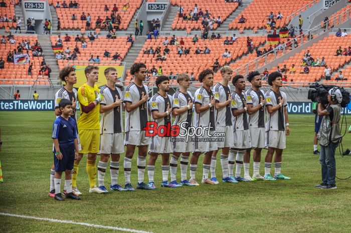 Skuat timnas U-17 Jerman (skuad timnas U-17 Jerman) sedang berfoto bersama di Jakarta International Stadium (JIS), Jakarta Utara, Jumat (24/11/2023).