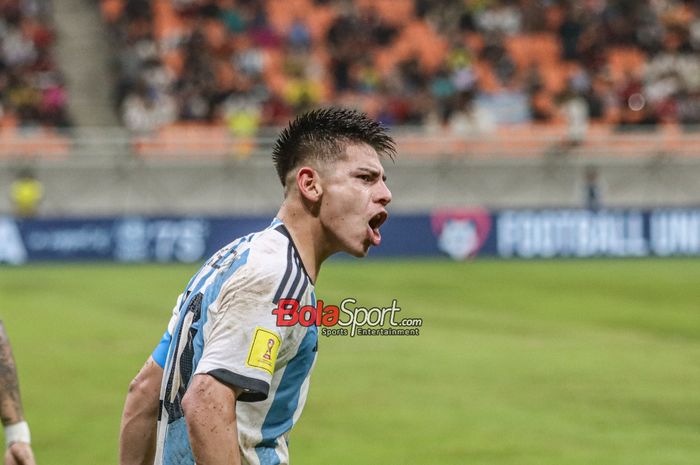 Claudio Echeverri sedang melakukan selebrasi seusai mencetak gol dalam laga babak delapan besar Piala Dunia U-17 2023 antara timnas U-17 Brasil versus timnas U-17 Argentina di Jakarta International Stadium (JIS), Jakarta Utara, Jumat (24/11/2023).