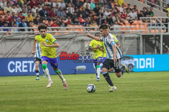 Claudio Echeverri (kanan) sedang menguasai bola saat bertanding dalam laga babak delapan besar Piala Dunia U-17 2023 antara timnas U-17 Brasil versus timnas U-17 Argentina di Jakarta International Stadium (JIS), Jakarta Utara, Jumat (24/11/2023).