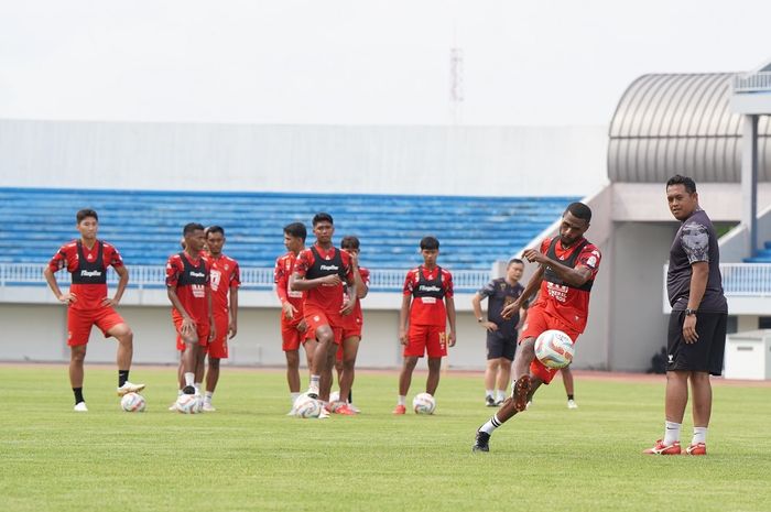 Malut United FC menjalani latihan menjelang menghadapi PSIM Yogyakarta dalam lanjutan Liga 2, Sabtu (25/11/2023) di Stadion Mandala Krida.