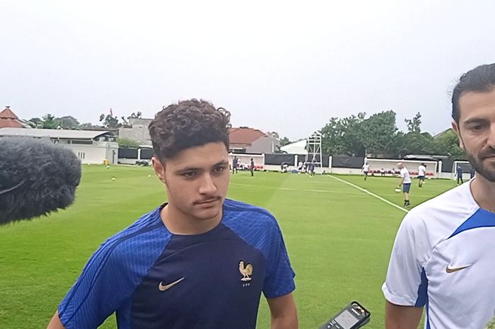 Bek Timnas U-17 Prancis, Tidiam Gomes saat diwawancarai awak media di Lapangan Sriwaru, Solo, Jumat (24/11/2023).