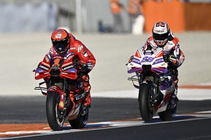 Pembalap Ducati Lenovo, Francesco Bagnaia, dibuntuti rivalnya, Jorge Martin dari tim Prima Pramac saat sesi latihan MotoGP Valencia di Sirkuit Ricardo Tormo, Valencia, Spanyol, 24 November 2023.