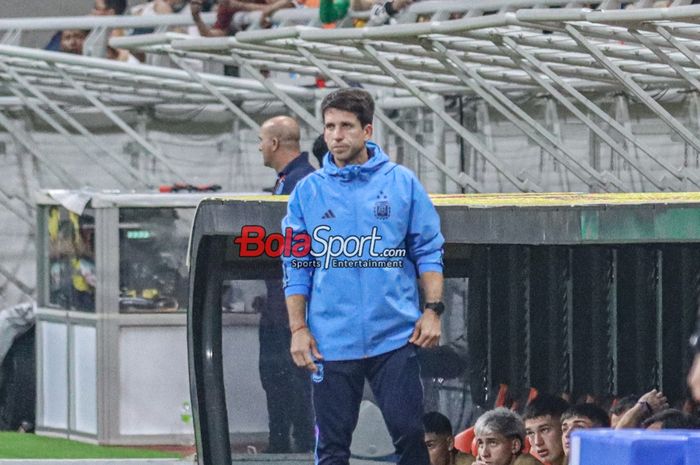 Pelatih timnas U-17 Argentina, Diego Placente, sedang memantau para pemainnya bertanding di Jakarta International Stadium (JIS), Jakarta Utara, Jumat (24/11/2023).