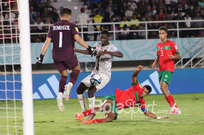 Aksi pemain Timnas U-17 Mali, Diarra Ibrahim, saat menghadapi perlawanan Maroko pada babak pertama 8 besar Piala Dunia U-17 2023 di Stadion Manahan, Surakarta, Sabtu (25/11/2023).