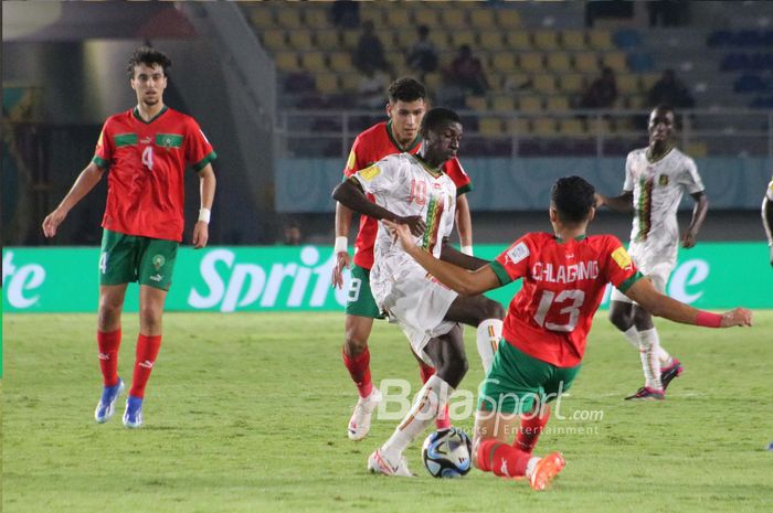Aksi pemain Timnas U-17 Mali, Ange Martial, saat menghadapi perlawanan Maroko pada babak pertama 8 besar Piala Dunia U-17 2023 di Stadion Manahan, Surakarta, Sabtu (25/11/2023).