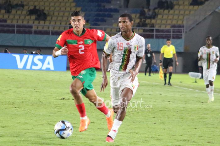 Bek Maroko, Hamza Koutoune (kiri) berusaha mengejar pemain Mali, Mahamoud Barry, dalam laga perempat final Piala Dunia U-17 2023, Sabtu (25/11/2023) di Stadion Manahan, Surakarta.