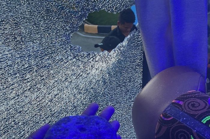 Liga 2 - Ferdinand Sinaga Sampai Turun, Kaca Bus Persiraja Pecah Usai Lawan Sada Sumut FC img 20231125 200958jpg 20231125081016