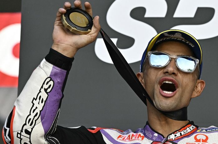 Pembalap Prima Pramac, Jorge Martin, merayakan kemenangannya pada sprint MotoGP Valencia di Sirkuit Ricardo Tormo, Valencia, Spanyol, 25 November 2023.
