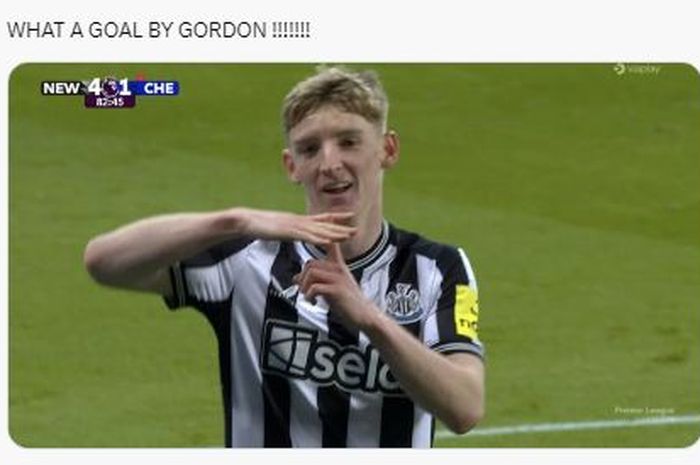 Selebrasi pemain Newcastle United, Anthony Gordon, usai menjebol gawang Chelsea.