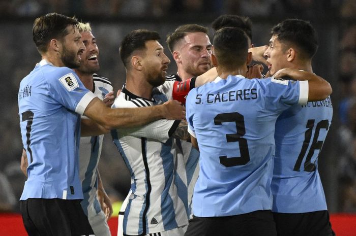 Lionel Messi mencekik Mathias Olivera dalam laga timnas Argentina vs Uruguay di Kualifikasi Piala Dunia (16/11/2023). Messi dituding memperlihatkan watak sebenarnya yang makin sombong usai juara Piala Dunia 2022.