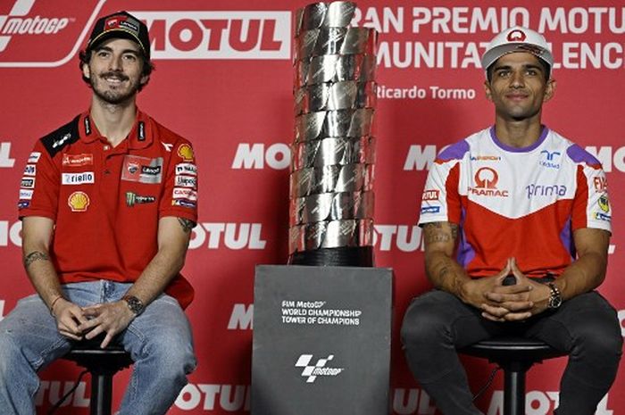Francesco Bagnaia (Ducati) dan Jorge Martin (Prima Pramac) pada konferensi pers menjelang MotoGP Valencia 2023 di Sirkuit Ricardo Tormo, Kamis (23/11/2023).