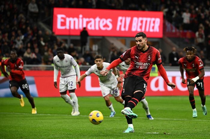 Theo Hernandez mencetak gol penalti dalam laga AC Milan vs Fiorentina pada lanjutan Liga Italia di San Siro (25/11/2023).